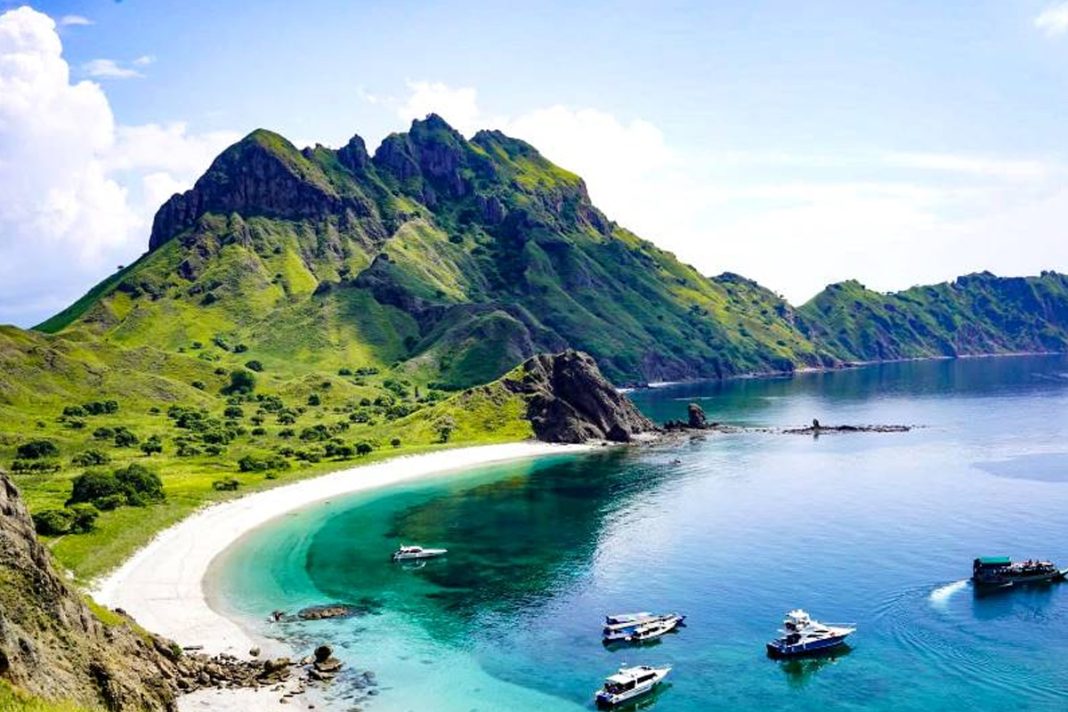 Wisata Indonesia Wilayah Timur yang Perlu Dijelajahi
