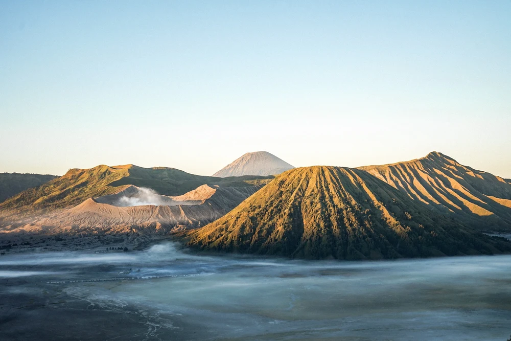 Daftar Tempat Hiking Terbaik di Indonesia Wajib Masuk List