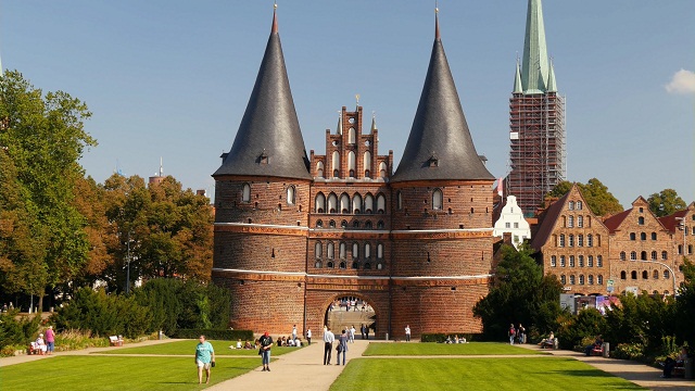 Rekomendasi Wisata Jerman Populer dan Wajib Dikunjungi - Liburan ke Eropa selalu terdengar menarik, ketika kamu ingin menemukan kombinasi sempurna antara sejarah, budaya, teknologi dan alam yang luar biasa. Maka tidak ada pilihan yang tepat selain menjelajahi kota-kota di Jerman.